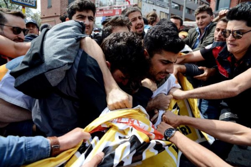 Taksim'e yürümek isteyenlere polis müdahalesi: 127 gözaltı - Resim: 11