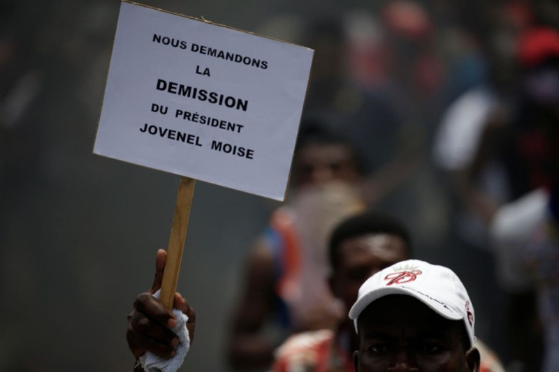 Haiti'de yüz binler sokaklara döküldü: 2 ölü - Resim: 7