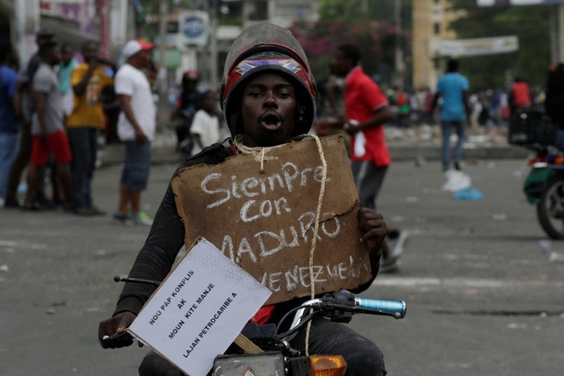 Haiti'de yüz binler sokaklara döküldü: 2 ölü - Resim: 5