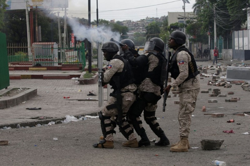Haiti'de yüz binler sokaklara döküldü: 2 ölü - Resim: 3