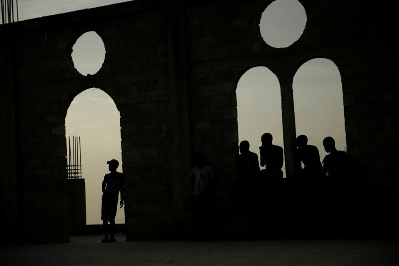 Haiti'de yüz binler sokaklara döküldü: 2 ölü - Resim: 10