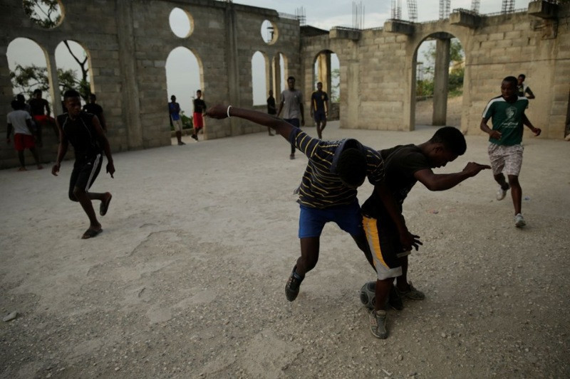 Haiti'de yüz binler sokaklara döküldü: 2 ölü - Resim: 14
