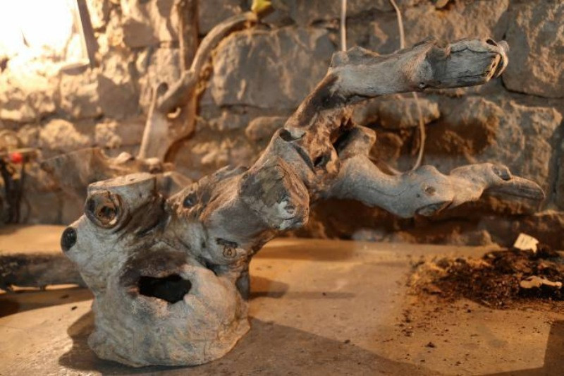 1990’lı yıllarda köylerin boşaltılarak yakıldığı eşyalardan sanat çıktı - Resim: 6