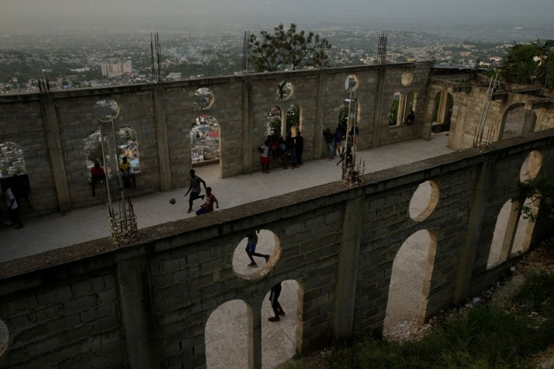 Haiti'de yüz binler sokaklara döküldü: 2 ölü - Resim: 20