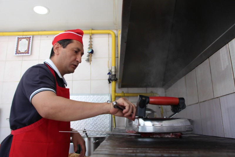 Bu restoranda etler ütüyle pişiriliyor - Resim: 3