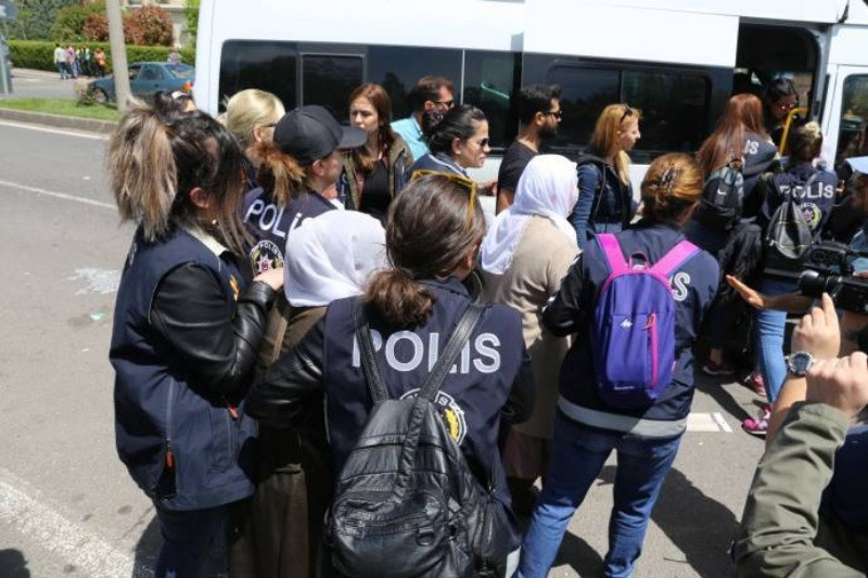 Diyarbakır'da tutuklu anneleri darp edilerek gözaltına alındı - Resim: 3