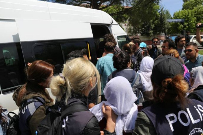 Diyarbakır'da tutuklu anneleri darp edilerek gözaltına alındı - Resim: 4
