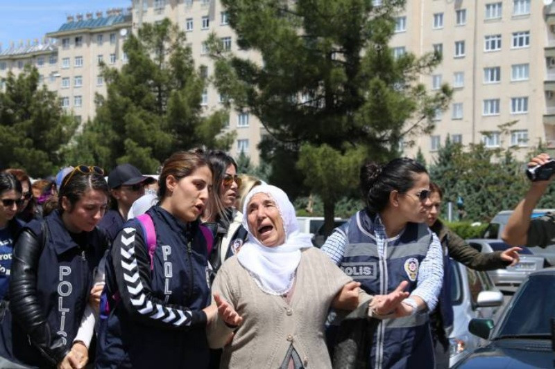 Diyarbakır'da tutuklu anneleri darp edilerek gözaltına alındı - Resim: 10
