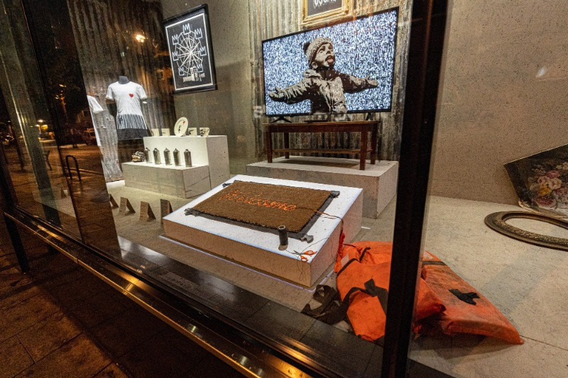 Banksy, Londra'da içine girilemeyen dükkan açtı - Resim: 11