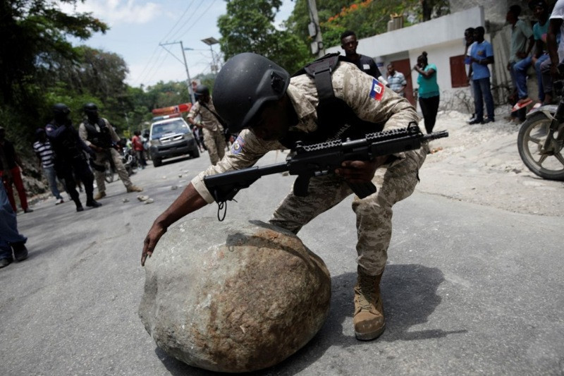 Haiti'de yüz binler sokaklara döküldü: 2 ölü - Resim: 19