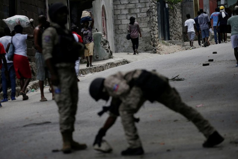 Haiti'de yüz binler sokaklara döküldü: 2 ölü - Resim: 4