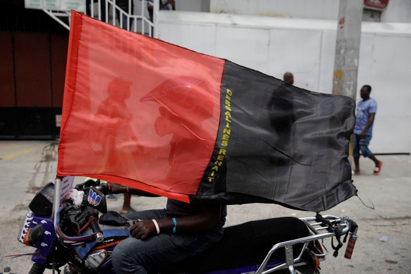 Haiti'de yüz binler sokaklara döküldü: 2 ölü - Resim: 9