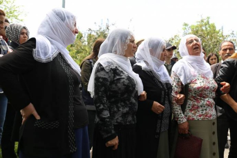 Diyarbakır'da tutuklu anneleri darp edilerek gözaltına alındı - Resim: 8