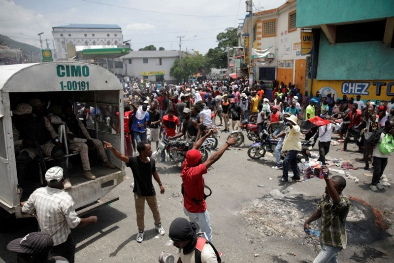 Haiti'de yüz binler sokaklara döküldü: 2 ölü - Resim: 8