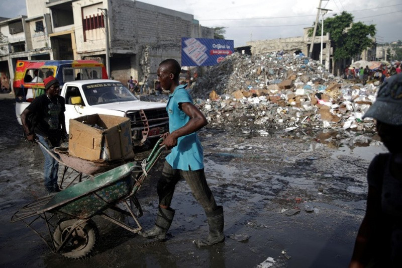 Haiti'de yüz binler sokaklara döküldü: 2 ölü - Resim: 21