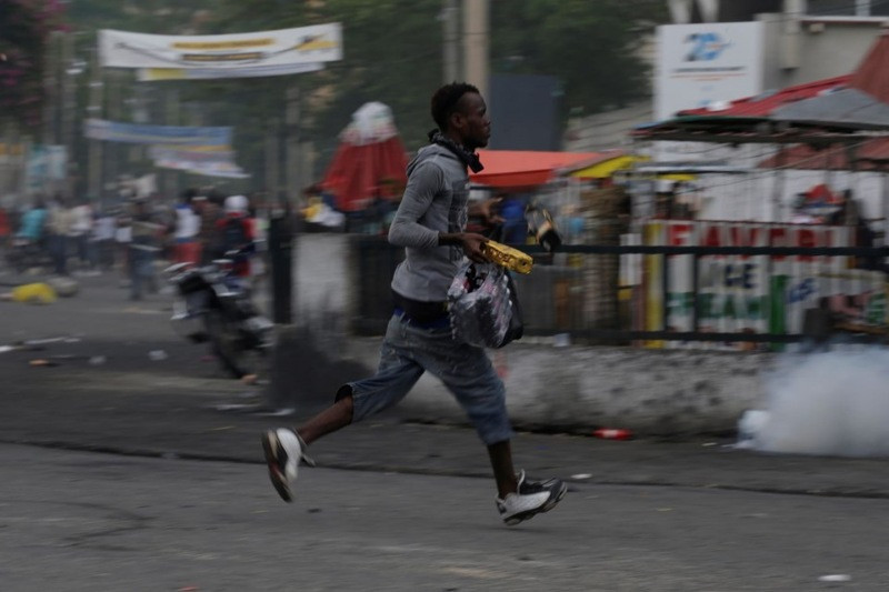Haiti'de yüz binler sokaklara döküldü: 2 ölü - Resim: 13