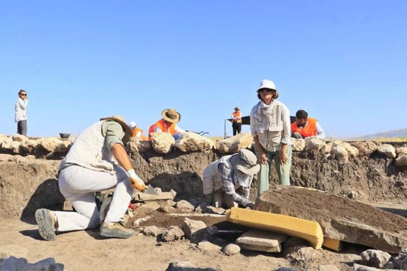 Diyarbakır'daki kazılarda 3 sandık mezar daha bulundu - Resim: 1