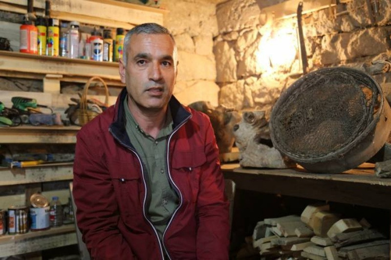 1990’lı yıllarda köylerin boşaltılarak yakıldığı eşyalardan sanat çıktı - Resim: 1