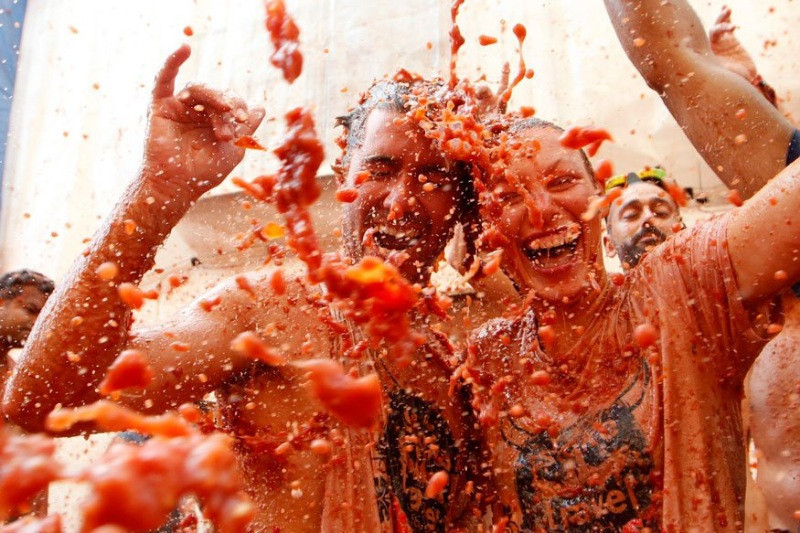 'La Tomatina'da domatesler havada uçuştu - Resim: 2