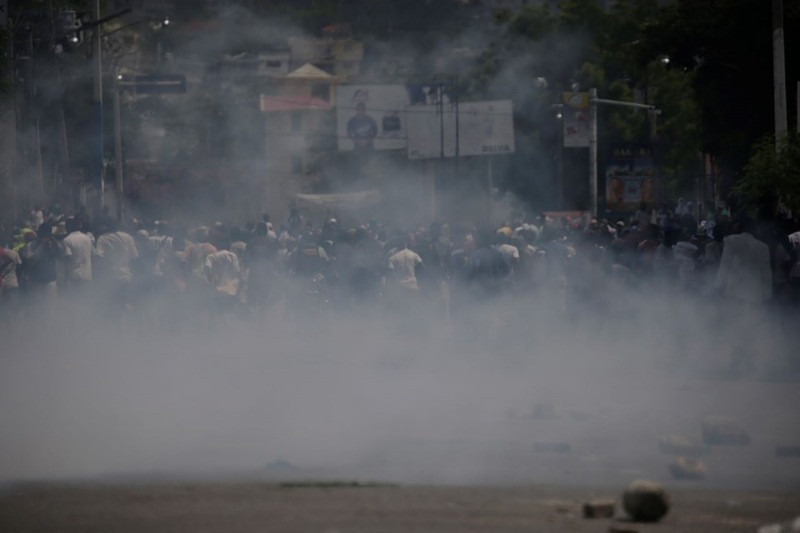 Haiti'de yüz binler sokaklara döküldü: 2 ölü - Resim: 12
