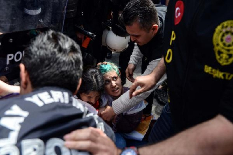 Taksim'e yürümek isteyenlere polis müdahalesi: 127 gözaltı - Resim: 15