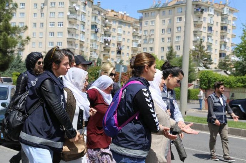 Diyarbakır'da tutuklu anneleri darp edilerek gözaltına alındı - Resim: 2