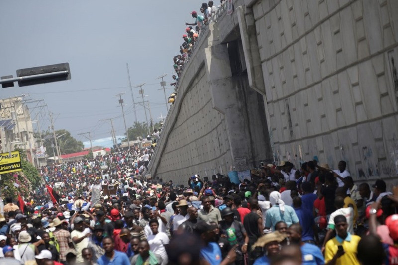 Haiti'de yüz binler sokaklara döküldü: 2 ölü - Resim: 15