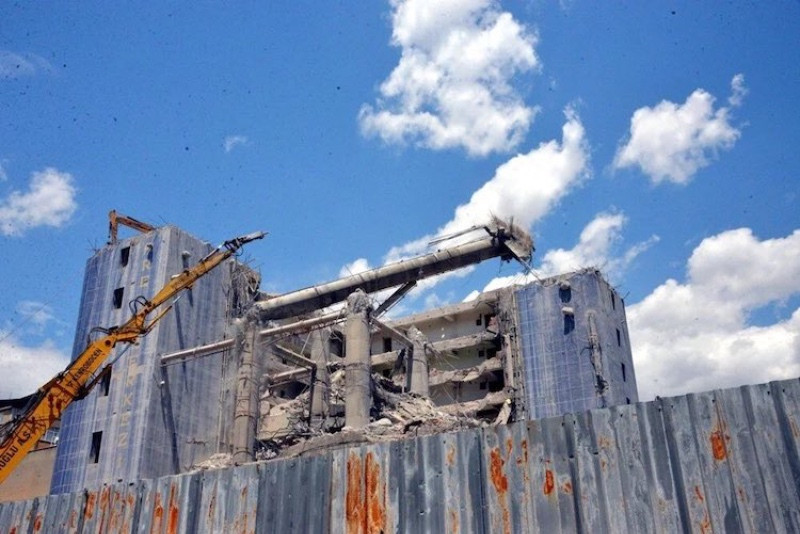 Maraş'taki 'Dünyanın en saçma binası'nın yüzde 70'i yıkıldı - Resim: 1