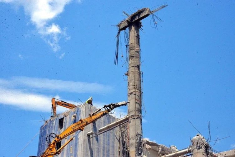 Maraş'taki 'Dünyanın en saçma binası'nın yüzde 70'i yıkıldı - Resim: 3