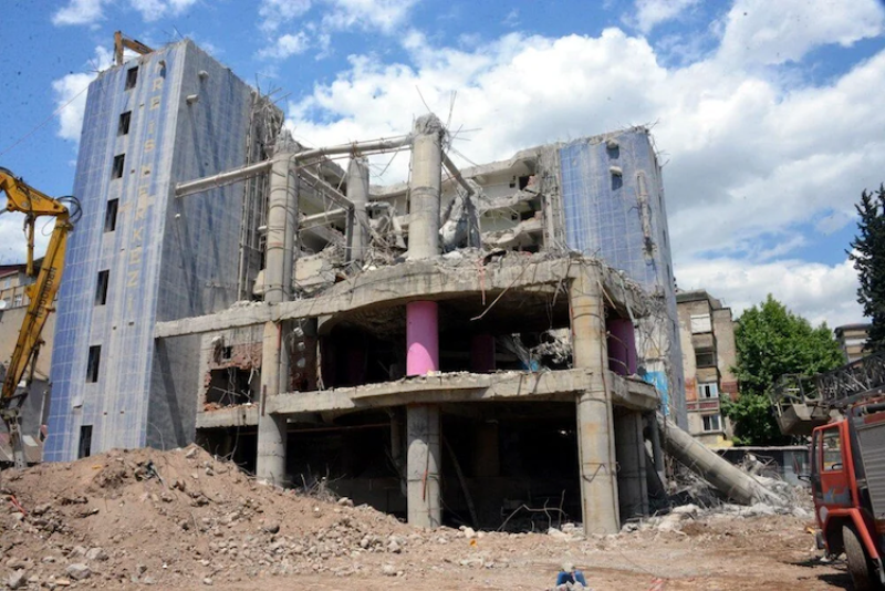 Maraş'taki 'Dünyanın en saçma binası'nın yüzde 70'i yıkıldı - Resim: 5