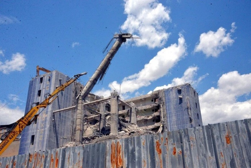 Maraş'taki 'Dünyanın en saçma binası'nın yüzde 70'i yıkıldı - Resim: 2