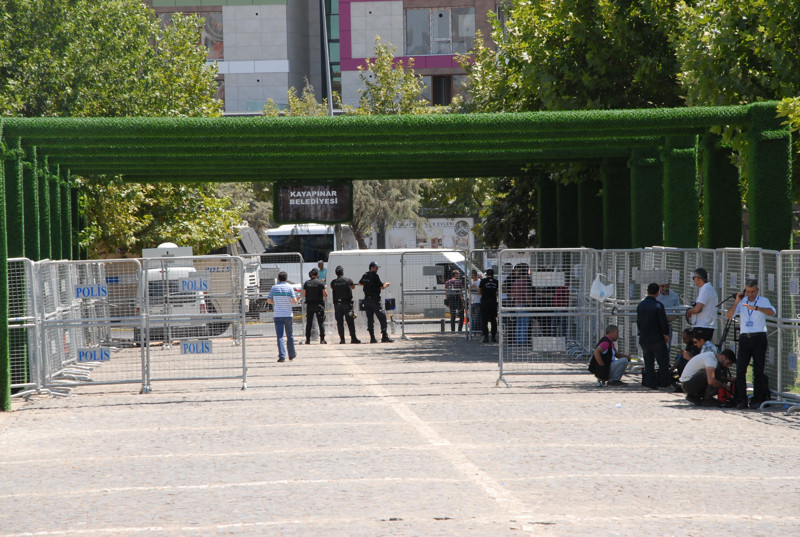 Nöbet tutan HDP'li vekillere ağaç gölgesi bile yasak - Resim : 2