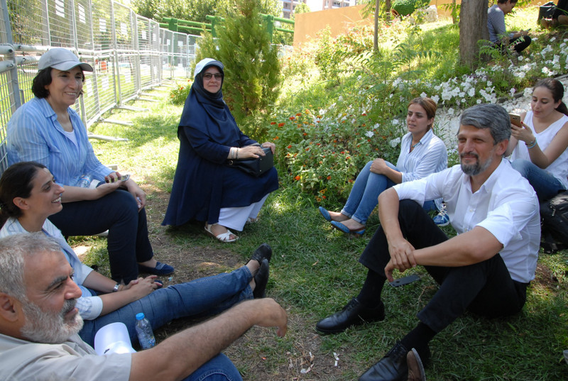 Nöbet tutan HDP'li vekillere ağaç gölgesi bile yasak - Resim : 1