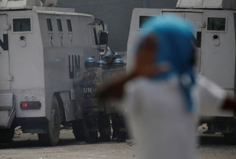 Haiti'de yüz binler sokaklara döküldü: 2 ölü - Resim: 1