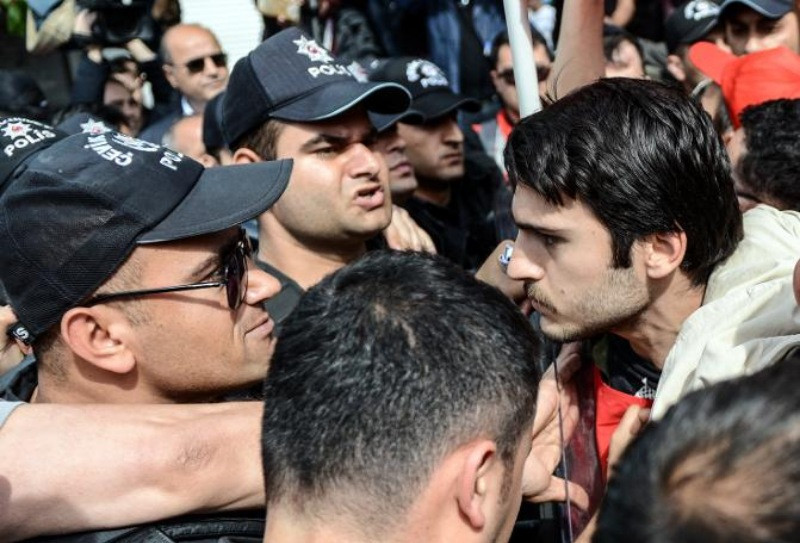Taksim'e yürümek isteyenlere polis müdahalesi: 127 gözaltı - Resim: 5