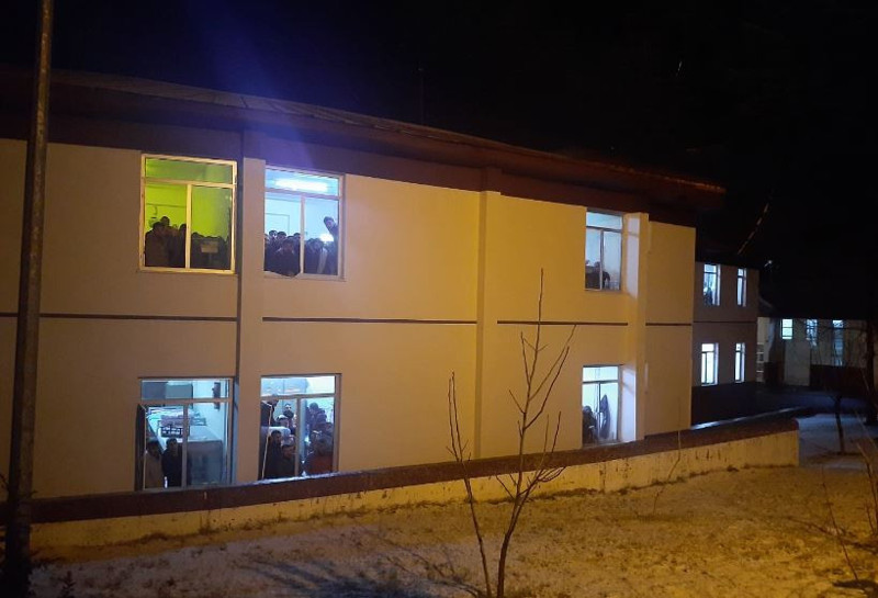 Cezaevi önünde protesto: Müdür istifa - Resim : 2