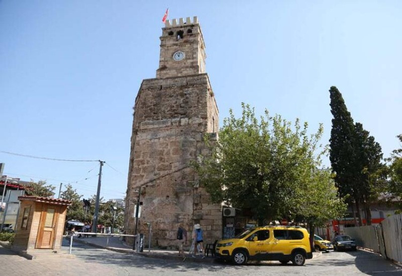 Tarihi Antalya Saat Kulesi'nin orijinal saatini çalıp plastiğini takmışlar - Resim: 1