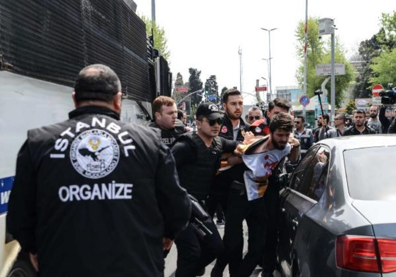Taksim'e yürümek isteyenlere polis müdahalesi: 127 gözaltı - Resim: 13