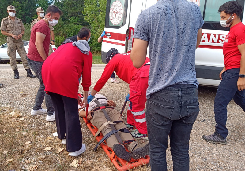Memurları taşıyan servis ile otomobil çarpıştı: 21 yaralı - Resim : 2