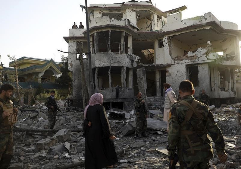 Afganistan Savunma Bakanı'nın evine bombalı saldırı: 10 kişi yaralandı, saldırganlar öldürüldü - Resim : 1