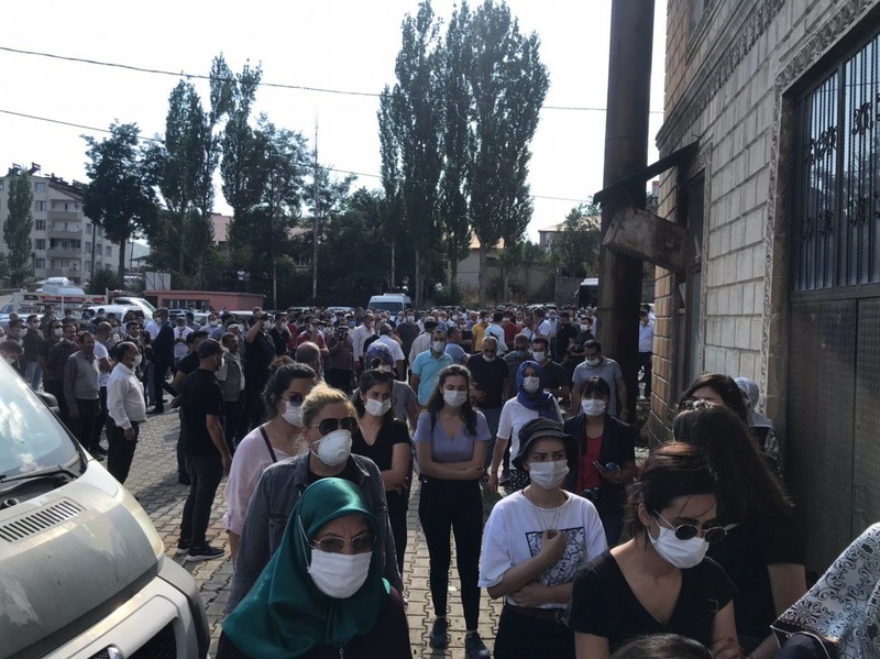 Pınar'ın tabutunu kadınlar taşıdı - Resim : 2