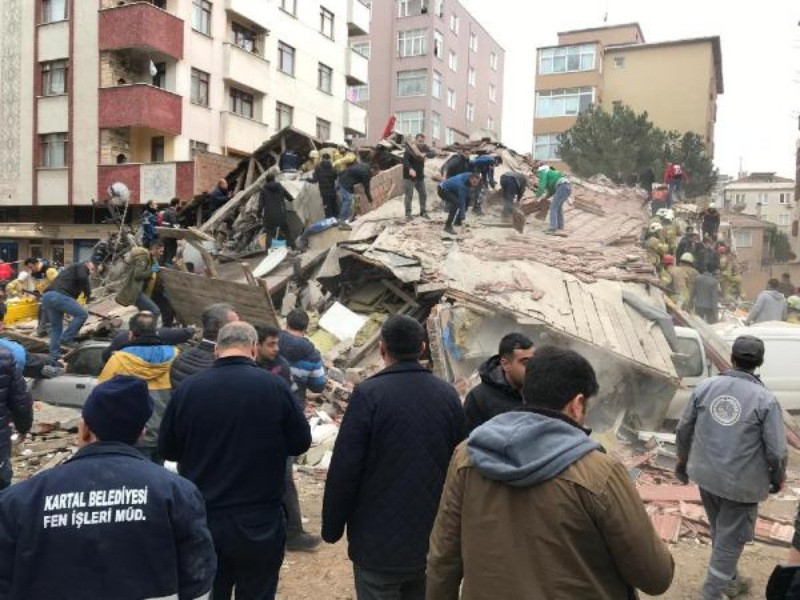 İstanbul'da 8 katlı bir bina çöktü: Ölü ve yaralılar var - Resim: 1