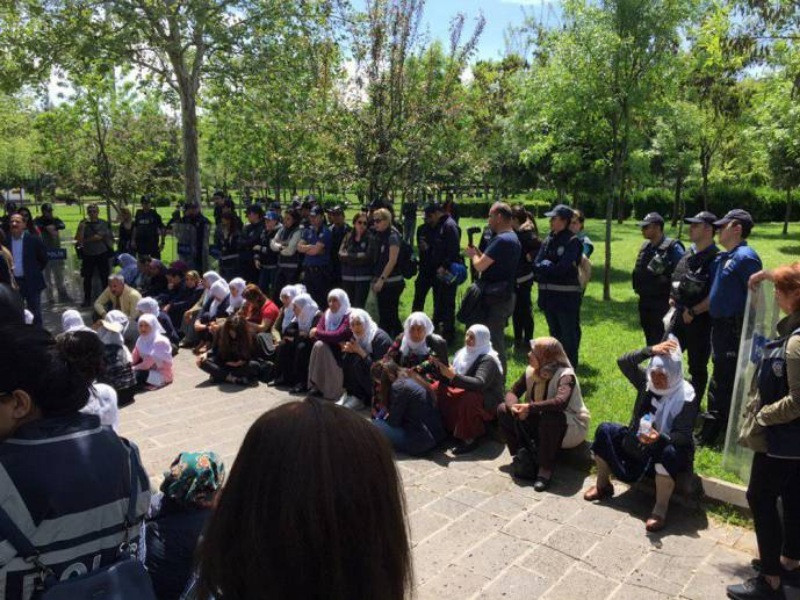 Diyarbakır'da tutuklu anneleri darp edilerek gözaltına alındı - Resim: 1
