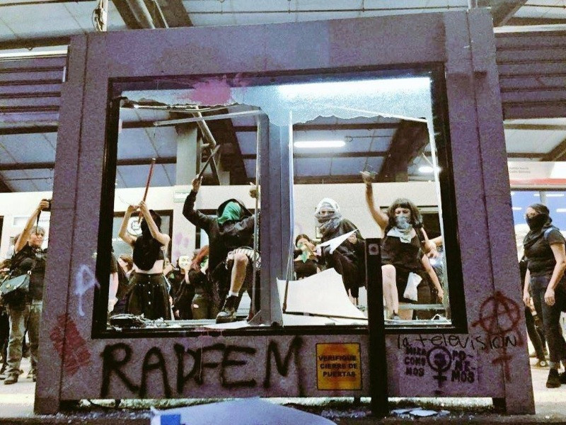 Meksika’da polis tecavüzlerine karşı kadınlar sokakta - Resim: 16