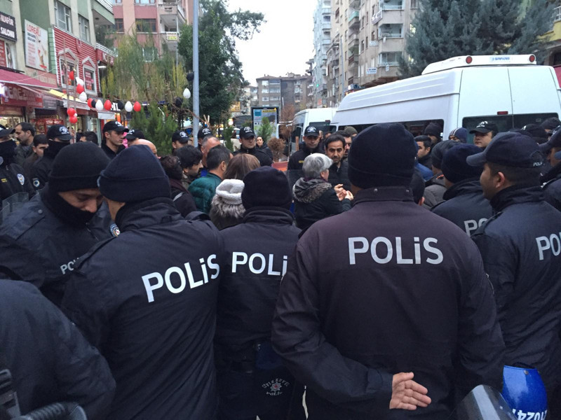 KESK: Kadınlar adına karar veren bu zihniyet teşhir edilerek kınanmalı - Resim : 1