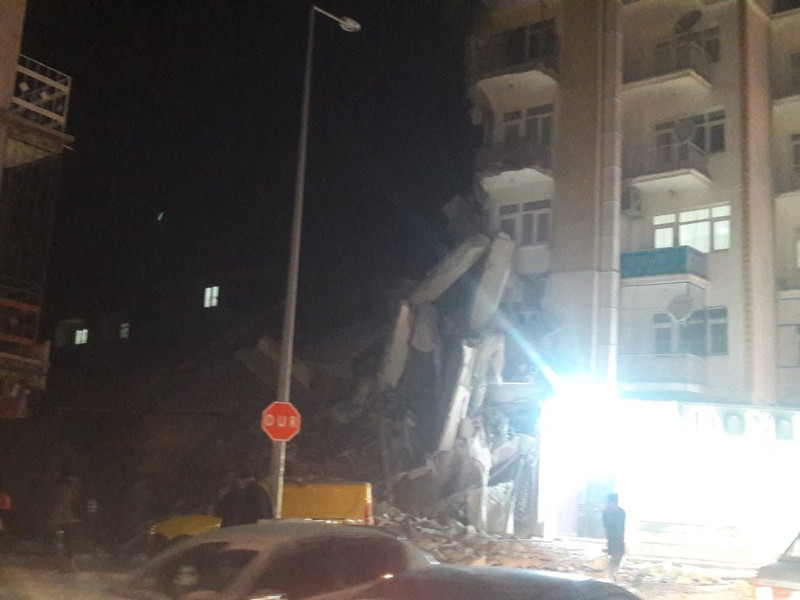 Elazığ'da 6.8 şiddetinde deprem - Resim : 2
