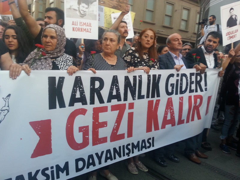 Polisin engellediği yürüyüşçüler: Gezi'den korkmayın ders alın - Resim : 3