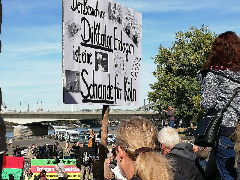 Köln'de binlerce kişi Erdoğan protestosu için toplandı - Resim : 1