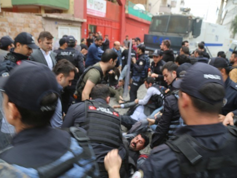 Cizre'de kayyım protestosuna saldırı: Milletvekili de darp edildi - Resim : 2