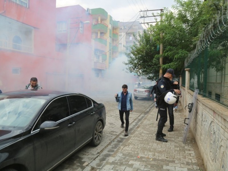 Cizre'de kayyım protestosuna saldırı: Milletvekili de darp edildi - Resim : 3